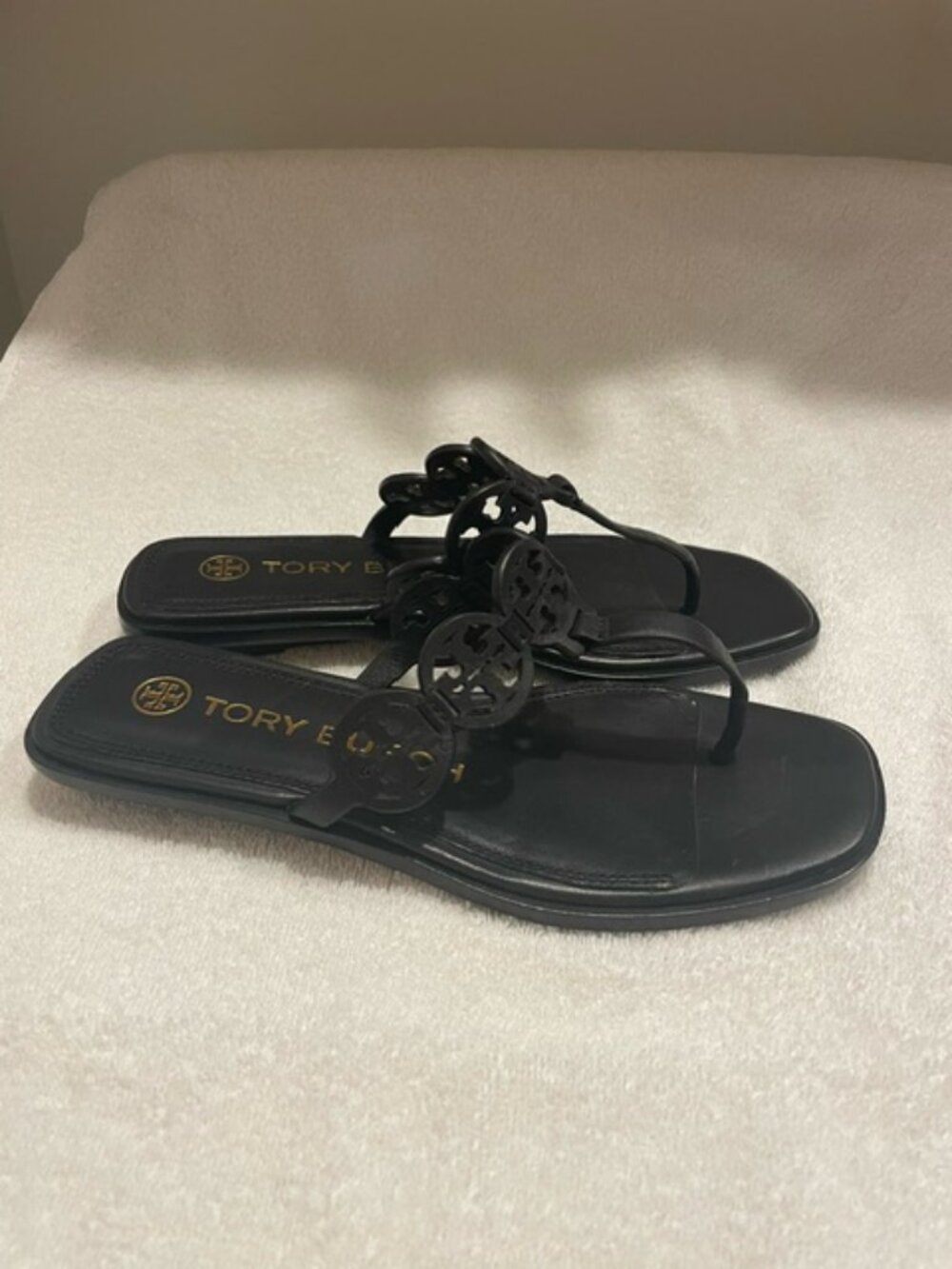 Tory Burch Black Leather Tiny Miller Logo Thong Sandal, size 6 EUC